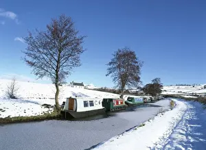 Canals: Narrow Boats - and tow path in winter snow