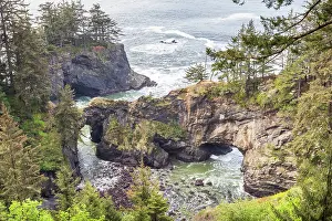Bridge: Natural Bridges Viewpoint, Oregon, USA. View of