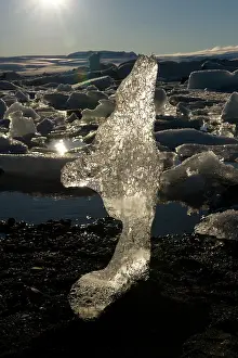 J Kulsarlon: Natural ice sculpture at J?kulsarlon lake against a backdrop