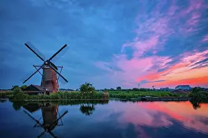 Wheel: Netherlands rural landscape with windmills at famous