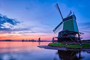 Wheel: Netherlands rural scene, windmills at famous tourist