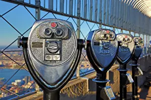 Binoculars: New York Manhattan city skyline and tower viewer telesco