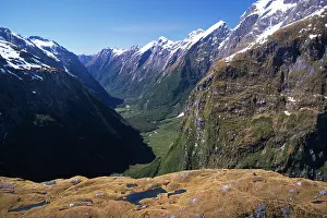 Southland: New Zealand, Mackinnon Pass (& shelter)