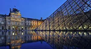 Filled: Night shot, Pavilion Richelieu, glass pyramid entrance