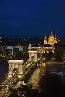 Budapest: Night view of Chain Bridge on the Danube