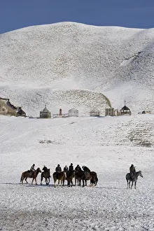 Peoples: Nomadic horsemen playing Ulach Taricht in Kyrgyzstan