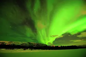 Awesome: Northern lights, Aurora borealis, over the frozen