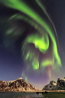 Situation: Northern lights (Aurora borealis), sea, mountains