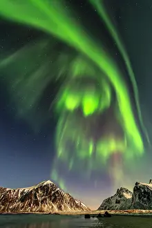 Situation: Northern lights (Aurora borealis), sea, mountains