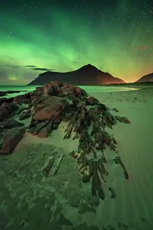Situation: Northern lights over rocky sand beach, Leknes, Nordland