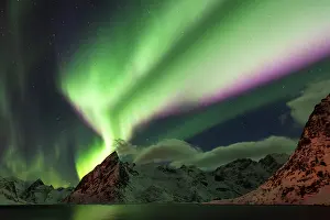 Hamnoy: Northern lights over snow-capped mountains, Hamnoy