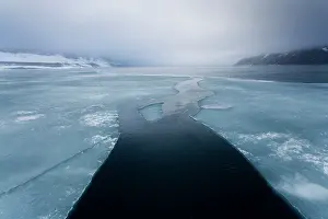 Opening: Norway, Svalbard, Nordaustlandet, Lead through