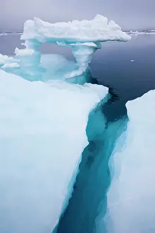 Balanced: Norway, Svalbard, Nordaustlandet, Melting