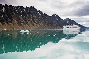 Krossfjorden: Norway, Svalbard, Spitsbergen, Cruise Ship