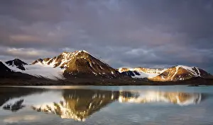 Krossfjorden: Norway, Svalbard, Spitsbergen, Rising midnight