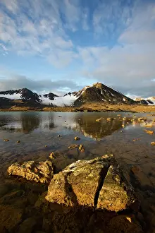 Krossfjorden: Norway, Svalbard, Spitsbergen, Rising midnight