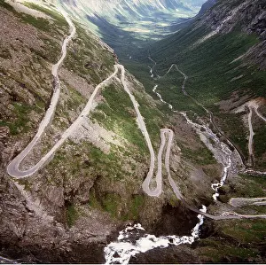 Spurs: NORWAY - U-shaped valley with interlocking spurs