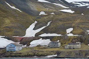 Longyearbyen: old, abandoned houses near Longyearbyen