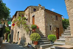 Bagnoregio: Old buildings inside the hilltop village of Civita