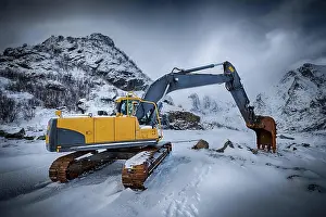 Heavy: Old excavator with excavator bucket in winter. R