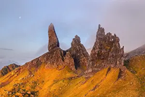 Trotternish: Old Man of Storr - view towards famous rock formation
