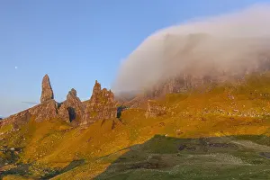 Trotternish: Old Man of Storr - view towards famous rock formation