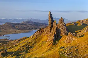 Trotternish: Old Man of Storr - view towards famous rock formation