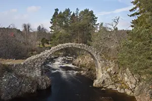 091018: Old Packhorse Bridge across the River Dulnain -