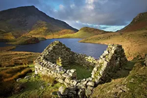 Llyn: Old ruin over looking Llyn Dwyarchen in beautiful