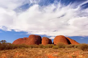 Kata: Olgas - Kata Tjuta - famous sandstone rocks and clouds