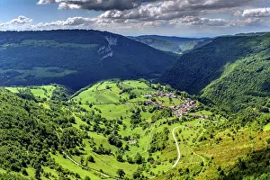 Bugey: Oncieu village of Bugey, Village circle, very original