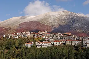Abruzzo: Opi - Village in mountains. National Park of Abruzzo