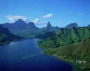Society: Opunohu Bay, Moorea, French Polynesia