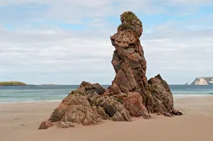 Sutherland: Outcrop of pink Lewisian gneiss rocks protruding