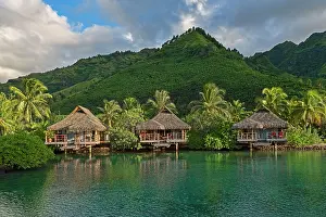 Methods: Overwater bungalows, evening atmosphere, Moorea