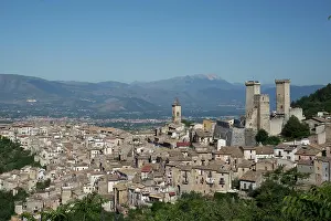 Lazio: Pacentro with the ruins of Castello Caldora, Cas