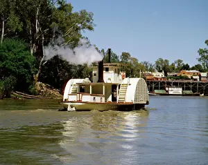 Ports: Paddlesteamer 'AdelaideI on Murray River arriving in Echuca