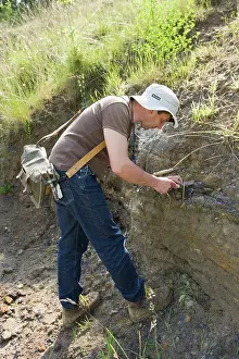 Quarry: Paleontology / Palaeontology - Eric Depre searching