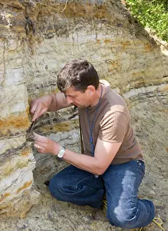 Quarry: Paleontology / Palaeontology - Eric Depre searching