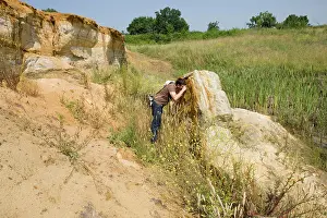 Quarry: Paleontology / Palaeontology - Eric Depre searching
