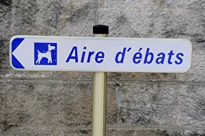 Towns: Panel announcing an area for Dogs Doubs