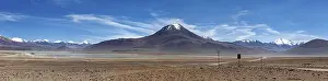 Panorama: Panorama of a vast desert landscape with snow-capped mountains