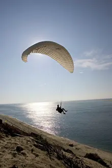 Bassin: Paraglider silhouetted against evening sun over