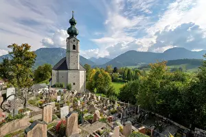 Parish: Parish church St. Georg with cemetery, in front