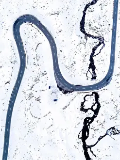 Incline: Pass road, Fl&, x25b21830;ass in winter, aerial view