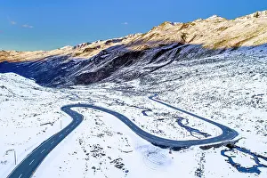 Incline: Pass road, Fl&, x25b21830;ass in winter, aerial view