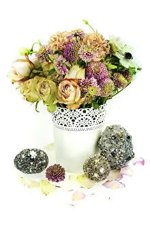 Containers: Pastel-coloured bouquet with precious Easter eggs