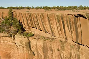 Chelly: Pattern at the rim of a sandstone rock wall in