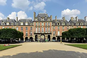 Marais: Pavillon de la Reine, Place des Vosges, Le Marais