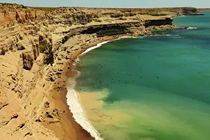 Chubut: Peninsula Valdes - cliffs and seascape